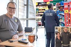 Marcelo Bielsa: Sống trong căn hộ siêu nhỏ, họp đội ở quán cà phê
