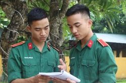 Ý chí của cặp học viên song sinh người Sán Dìu