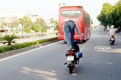 'Làm xiếc' trên quốc lộ