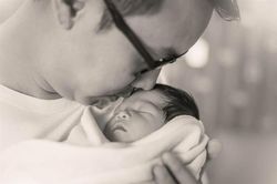 Chôn cất con gái, người đàn ông choáng váng phát hiện 'bật ngửa'...