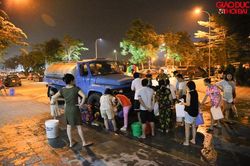 Người dân Hà Nội xếp hàng nhận nước sạch trong đêm