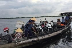 Hiểm họa trên những chuyến đò ngang Cồn Tộc - Vĩnh Tu