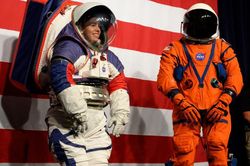NASA công bố bộ đồ không gian mới cho thế hệ phi hành gia Artemis: An toàn là trên hết