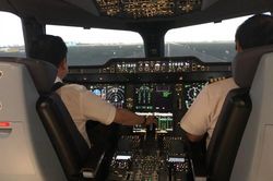 Giám sát viên hàng không nhận lương 'khủng' hơn 200 triệu đồng/tháng