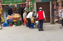 'Cháy hàng' nước đóng bình loại bình 20L, dân Hà Nội phải mua giá gấp 3