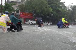 Cảnh sát dầm mình giúp dân lưu thông giữa mênh mông nước ở Nghệ An