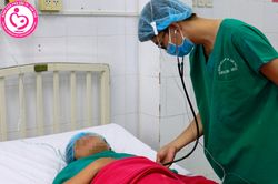 Thực hiện báo động đỏ nội viện, cứu sản phụ mang song thai sa dây rốn