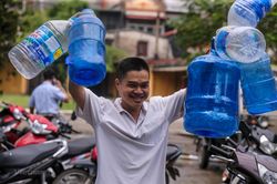 Dân Thủ đô huy động xô chậu lấy nước miễn phí ở nhà máy nước Hạ Đình
