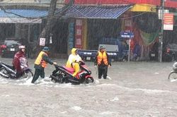 Xúc động hình ảnh cảnh sát dầm mưa giúp người dân lưu thông nơi ngập lụt