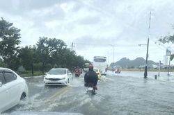 Đà Nẵng: Mưa lớn kéo dài, phố xá biến thành sông