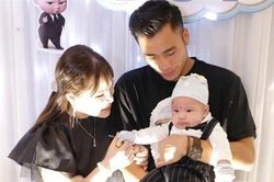 Bùi Tiến Dụng làm tiệc mừng đầy tháng con trai đúng ngày Việt Nam thắng lớn, Hà Đức Chinh và bạn gái cũng có mặt góp vui