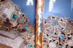 Huyền bí nhà thờ chứa hài cốt gắn đầy đá quý