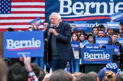 Bản kế hoạch 'đụng chạm' Phố Wall của ứng viên Tổng thống Mỹ Bernie Sanders