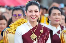 Choáng váng với những hình ảnh cực đẹp của Bella Ranee trong trang phục truyền thống múa trong lễ hội Cầu lửa Naga