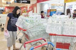 Người Hà Nội 'càn quét' các siêu thị để tích trữ nước sạch sau sự cố nước Sông Đà bị nhiễm dầu
