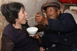 Chồng chăm vợ bại liệt suốt 46 năm với tình yêu đáng ngưỡng mộ
