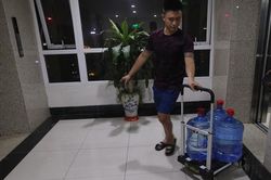 Nửa đêm, người Hà Nội ôm bình đi nhận nước sạch
