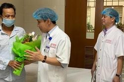 Hai bệnh nhân ghép tim và gan từ người cho chết não được xuất viện