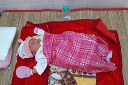 Bé gái 1 ngày tuổi bị bỏ rơi dưới chân tượng Phật Quan Âm