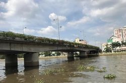 Cứu kịp thời cô gái nhảy cầu Kinh Thanh Đa tự tử