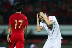 Hùng Dũng 'cày nát' tuyến giữa Indonesia, mếu máo vì đá hỏng phạt đền