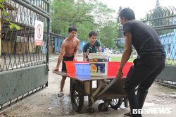 Không khí nhiễm thủy ngân chưa hết lại nước dính dầu, dân Hà Nội than 'bao giờ mới hết khổ'