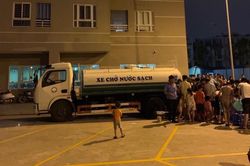 Hà Nội: Các xe stec chạy suốt đêm cấp nước sạch cho người dân