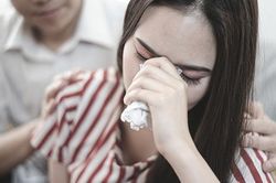 Chồng muốn tôi sống cùng con riêng và bồ nhí
