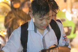 Hà Nội: Mưa to đúng giờ tan tầm, nhiều người ướt sũng trên đường về nhà