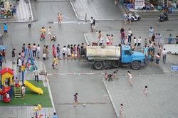 Chia từng cốc nước đánh răng trong cơn khủng hoảng nước sạch ở Hà Nội