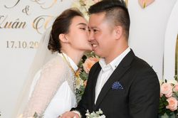 Giang Hồng Ngọc hôn chú rể ở lễ ăn hỏi