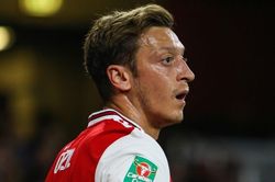 Oezil cố đấm ăn xôi ở Arsenal