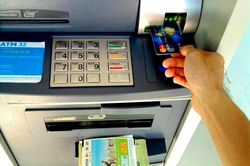 Đánh tráo thẻ ATM, rút trộm tiền