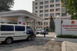 Xe đưa thi thể Thứ trưởng Lê Hải An rời Bộ Giáo dục và Đào tạo