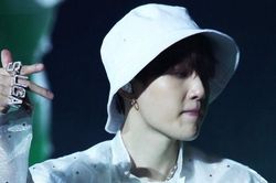 Mang tiếng lạnh lùng, Suga BTS lại siêu ngọt ngào khi để mất nhẫn cưng