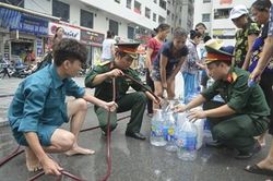 Hà Nội khẩn trương bổ sung nguồn nước sạch, ổn định cuộc sống người dân