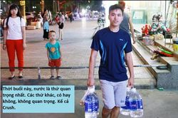 Ảnh chế người dân Hà Nội những ngày sống chung nước bẩn