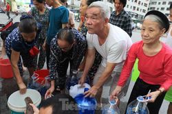 Khủng hoảng nước sạch tại Hà Nội: Khổ như 'thời bao cấp'
