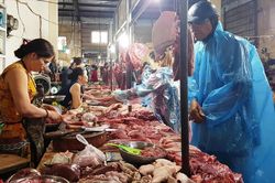 Dịch tả lợn chưa giảm, kẻ ăn, người sợ