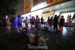 Dân chung cư Hà Nội xuyên đêm chờ lấy nước sạch