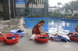 Thiếu nước sông Đà, dân chung cư Hà Nội ra bể bơi giặt giũ