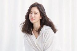 Song Hye Kyo hủy show để tưởng nhớ ca sĩ Sulli