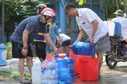 Cấp nước sạch trở lại cho người dân Thủ đô