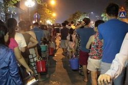 Dân Hà Nội xếp hàng thâu đêm trực chờ hứng nước sạch