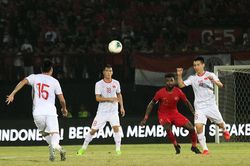 Thua Việt Nam, Indonesia dậy sóng vì HLV trưởng