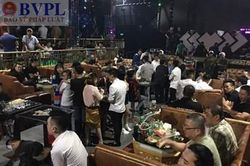 Quán bar pha rượu trong thùng nhựa, nhiều dân chơi 'phê' ma túy