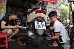 Sau ngập, người dân thành phố Vinh đưa nhau đi... sửa xe