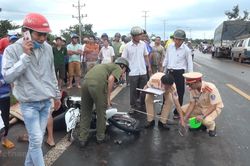 Bình Phước: Xe máy đâm trực diện xe tải, 3 người thương vong