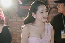 Sau khi lộ cảnh nhạy cảm với Thanh Hằng, Chi Pu rạng rỡ đi sự kiện nhưng đáng chú ý là vòng 1 căng đầy