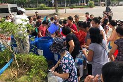 Bi hài cảnh người dân Hà Nội khốn khổ trong cơn khủng hoảng nước: Lấy cả nước từ bể bơi về dùng, giặt quần áo, rửa bát ngay tại trận